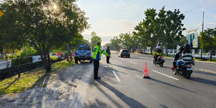 FOTO: MATAKALTENG - Personel Satlantas Polresta Palangka Raya, pada saat melakukan olah TKP.