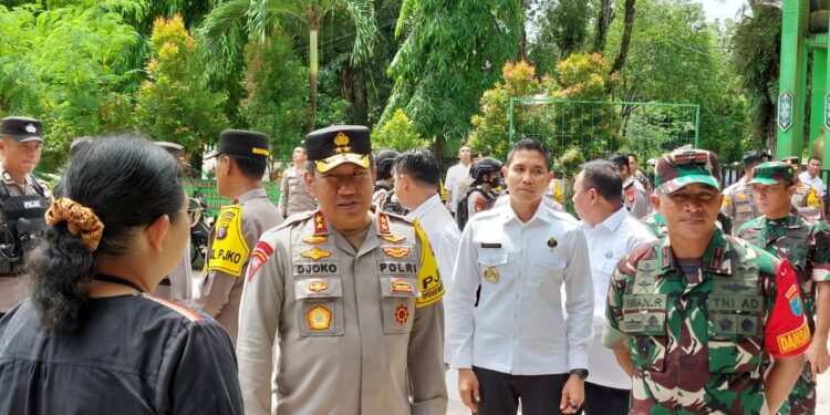 FOTO: MATAKALTENG - Kapolda Kalteng, pada saat meninjau lokasi TPS di Kota Palangka Raya.