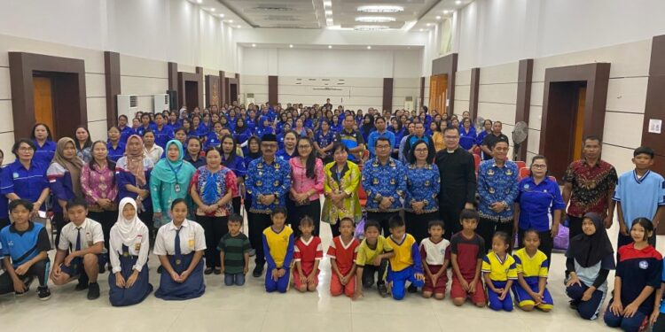 FOTO : DISDIKPORA GUMAS/MATA KALTENG - Para guru beserta peserta didik pada kegiatan sosialisasi peningkatan media dalam pembelajaran PAUD, sebagai sumber belajar pada satuan PAUD tahun 2024, Jumat, 29 November 2024.