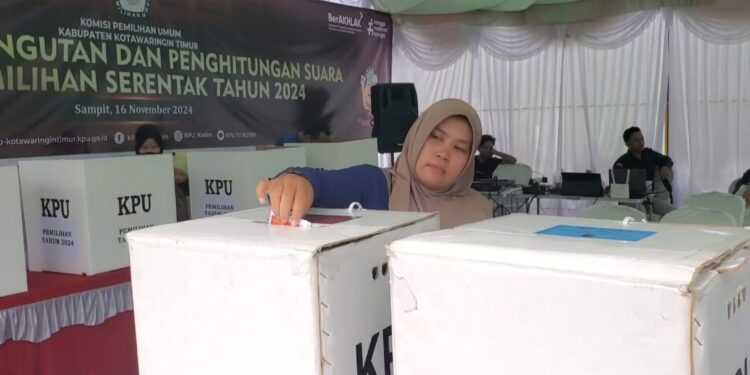 Foto:DIAN/MATA KALTENG - Pemungutan suara di TPS 15, Kelurahan Baamang Barat, Kecamatan Baamang, Kotim.