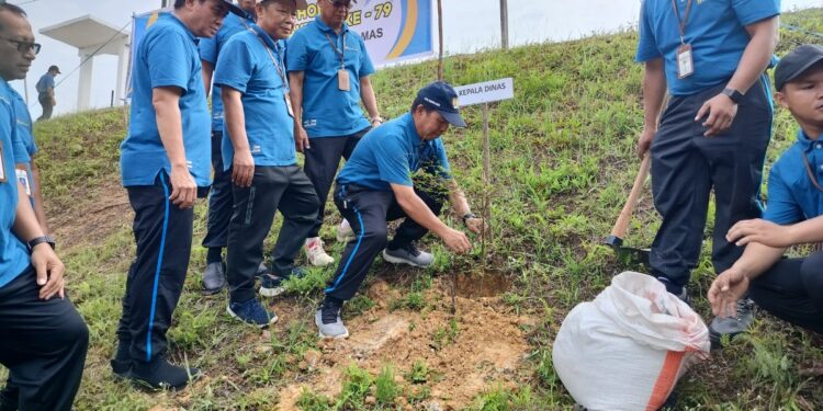FOTO : DPU GUMAS/MATA KALTENG - Para pegawai DPU Kabupaten Gumas ketika melakukan penanaman pohon, dalam rangka hari bakti PU ke-79 tahun 2024, di DAM Sekata Juri, Senin, 2 Desember 2024.