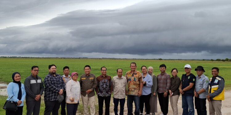 Foto : AKH/MATAKALTENG - Pj Bupati Sukamara bersama rombongan dari Kemenko Perekonomian saat meninjau lokasi kawasan industri.