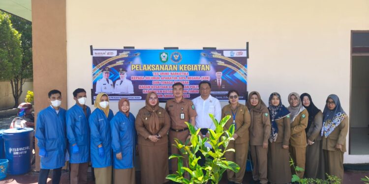 Foto: IST/MATA KALTENG - Wakil Bupati Kotim sekaligus Ketua BNK Kotim Irawati saat memantau pelaksanaan tes urine di lingkungan Kesbangpol Kotim, 2 Desember 2024.