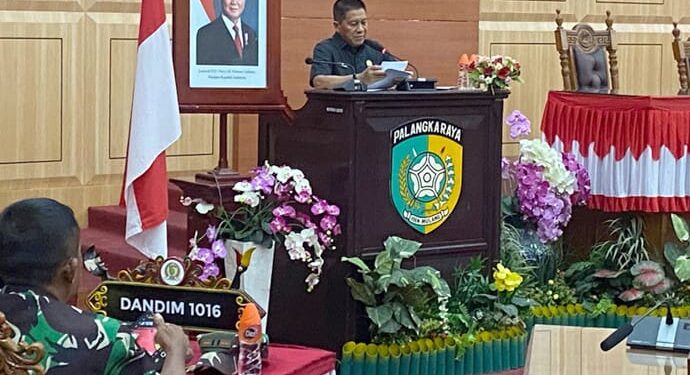 Foto: MATAKALTENG - Ketua DPRD Kota Palangka Raya, Subandi saat memimpin Rapat Paripurna ke-14 Masa Persidangan I Tahun Sidang 2024/2025.