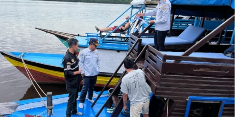 FOTO: GA/MATAKALTENG -
Inspeksi keselamatan pelayaran di dermaga ponton Pariwisata, Senin 25 November 2024.