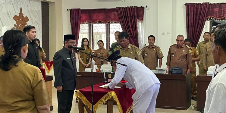 FOTO : DPMD GUMAS/MATA KALTENG - Sejumlah Pj Kades dan BPD PAW ketika menjalani prosesi pelantikan dan peresmian, Senin, 2 Desember 2024.