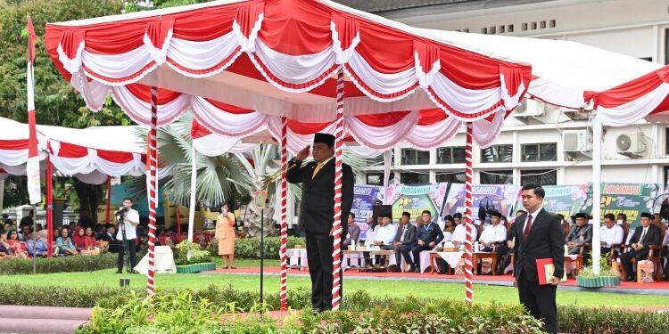 FOTO: IST/MATAKALTENG - Wagub Edy Pratowo Pimpin Apel Hari Bakti PU Ke-79 di Palangka Raya.