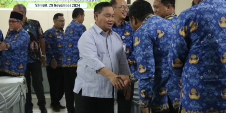 Foto: IST/MATA KALTENG - Bupati Kotim Halikinnor saat menghadiri serah terima pejabat di Dinas Lingkungan Hidup belum lama ini.