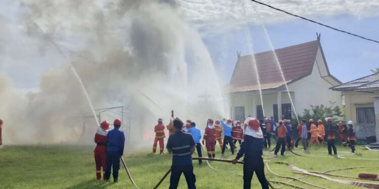 Foto: DIAN/MATA KALTENG - Simulasi pemadaman kebakaran personil Disdamkarmat bersama relawan peduli api, 2 Desember 2024.