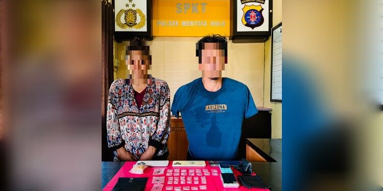 FOTO: IST/MATAKALTENG- Pasutri pengedar sabu saat diamankan Polsek Mentaya Hulu.