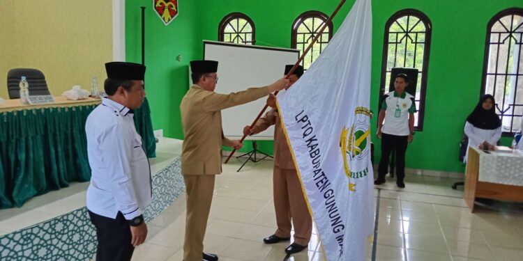 FOTO : LPTQ GUMAS/MATA KALTENG - Sekda Gumas Richard saat menyerahkan bendera LPTQ kepada Ketua LPTQ Jhonson Ahmad, di pelepasan kafilah yang akan mengikuti MTQH tingkat Provinsi Kalteng, Selasa, 3 Desember 2024.