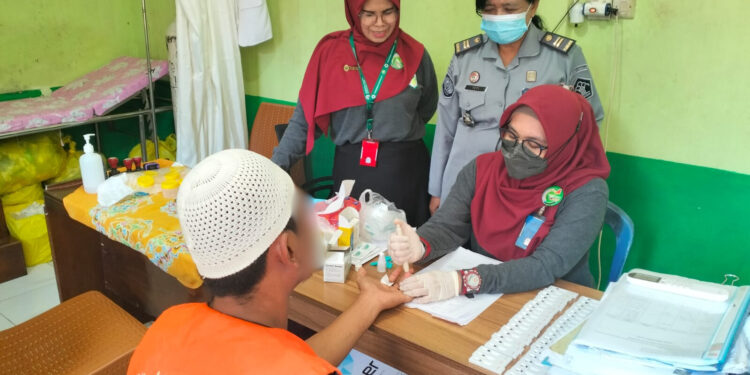 FOTO: IST/MATAKALTENG- WBP Lapas Sampit saat melakukan pemeriksaan kesehatan.