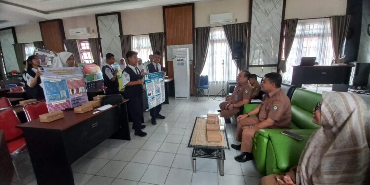 Foto: DIAN/MATA KALTENG -Pelepasan Peserta Lomba peneliti Belia Tingkat Nasional Jenjang SMP di Aula Disdik Kotim, 3 Desember 2024.