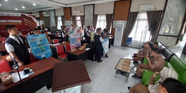 Foto: DIAN/MATA KALTENG - Pelepasan Peserta Lomba peneliti Belia Tingkat Nasional Jenjang SMP di Aula Disdik Kotim, 3 Desember 2024.