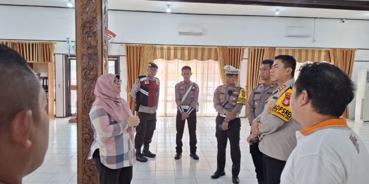 Foto: MATAKALTENG- Kapolres Barsel AKBP Asep Bangbang Saputra saat melihat langsung kesiapan KPU dalam rapat menggelar Pleno kamis besok.