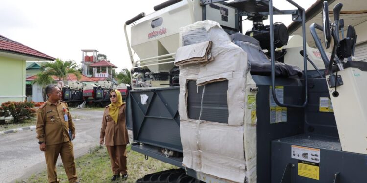 FOTO: MATAKALTENG - Kunjungan Kepala Dinas Tenaga Kerja dan Transmigrasi (Disnakertrans) Kalteng, Farid Wajdi, di Kantor Dinas TPHP Kalteng.