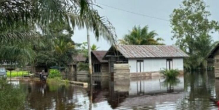 FOTO: IST/MATAKALTENG- Kondisi banjir yang melanda Sungai Ubar.