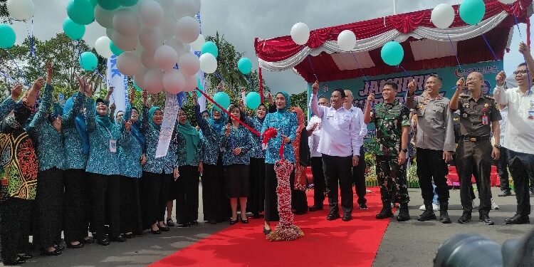 FOTO: IST/MATAKALTENG - Ketua TP-PKK Kalteng, Yulistra Ivo bersama Wagub Kalteng Edy Pratowo saat melepas balon tanda dibukanya Rapat Konsultasi dan Jambore Kader PKK Tingkat Provinsi Kalteng 2024.