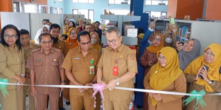 FOTO: IST/MATAKALTENG -
Kepala Dyispursip Kobar Rosehan Pribadi memotong pita menandai peluncuran buku baru, Selas 3 Desember 2024.