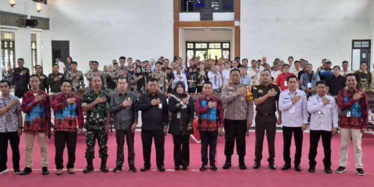Foto: DIAN/MATA KALTENG - Pembukaan rapat pleno terbuka rekapitulasi hasil penghitungan perolehan suara Pilkada 2024 tingkat Kabupaten Kotim, yang dihadiri oleh wakil ketua I DPRD Kotim, 4 Desember 2024.