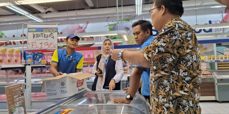 Foto: DIAN/MATA KALTENG - Pengecekkan makanan dan minuman oleh BPOM Kalteng di Hypermart Sampit, 4 Desember 2024.