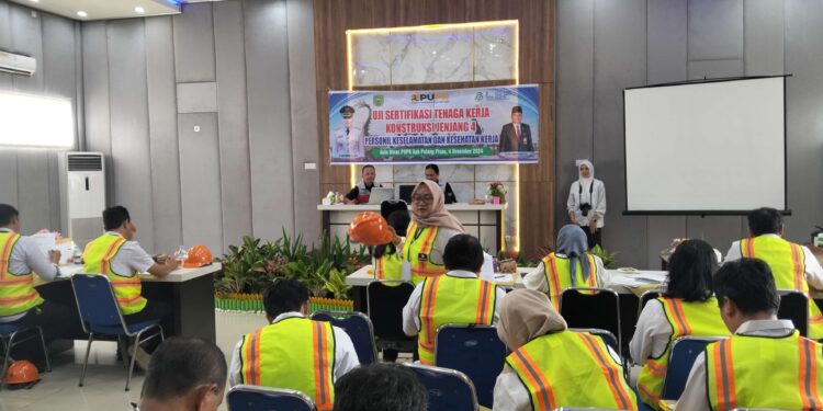 FOTO : AND/MATAKALTENG - Uji Sertifikasi Tenaga Kerja Konstruksi Jenjang 4 untuk Personil Keselamatan dan Kesehatan Kerja.