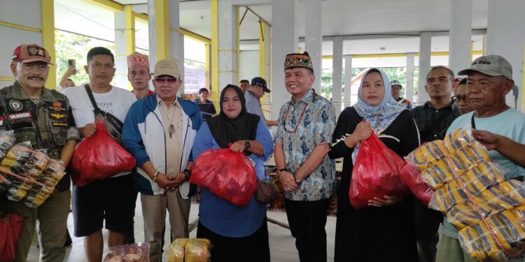 FOTO: MATAKALTENG - Ketua DAD Provinsi Kalimantan Tengah Agustiar Sabran meninjau dapur umum yang berada di kawasan Pasar Kahayan, Kota Palangka Raya, Selasa (3/12).