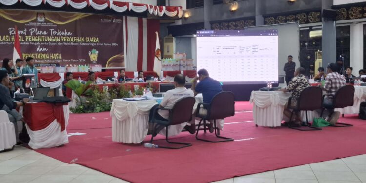 Foto: DIAN/MATA KALTENG - Tekapitulasi penghitungan perolehan suara yang disampaikan oleh KPPS Kecamatan Kota Besi yang diajukan keberatan oleh saksi paslon 02, 4 Desember 2024.