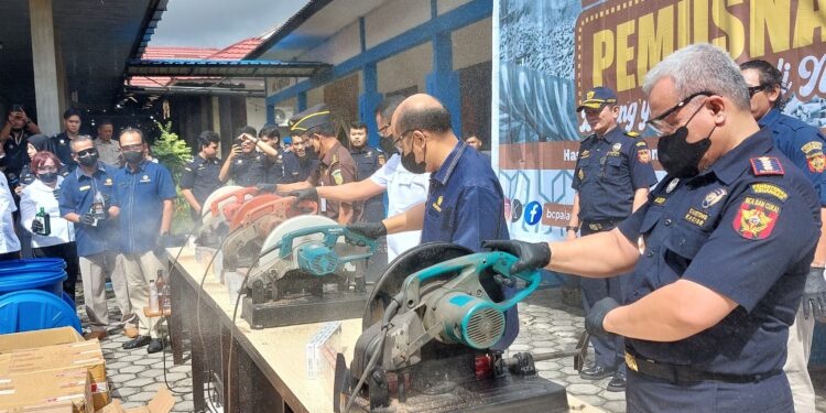 FOTO: RZL/MATAKALTENG - Pemusnahan barang bukti oleh Bea Cukai Palangka Raya.