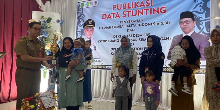 Foto : AKH/MATAKALTENG - Pj Sekda Sukamara Yofi Yudistira saat memberikan hadiah kepada juara pertama lomba balita Indonesia tingkat kabupaten.