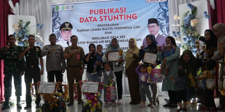 Foto : AKH/MATAKALTENG - Pemberian hadiah kepada pemenang lomba balita Indonesia tingkat kabupaten.