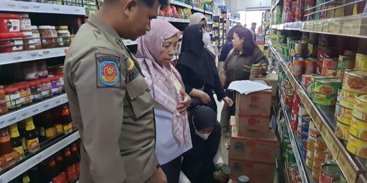 Foto:DIAN/MATA KALTENG - Produk yang dijual dengan harga diskon namun sudah tidak luar tadi salah satu swalayan yang ada di kota Sampit.