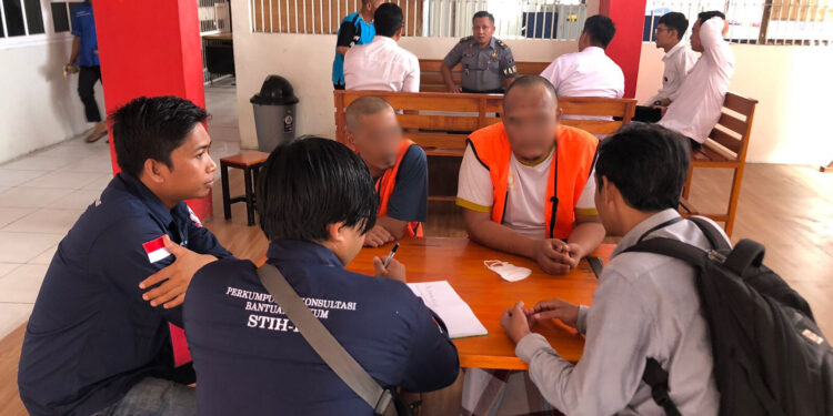 FOTO: IST/MATAKALTENG - WBP Lapas Sampit saat menerima Konsultasi Hukum.