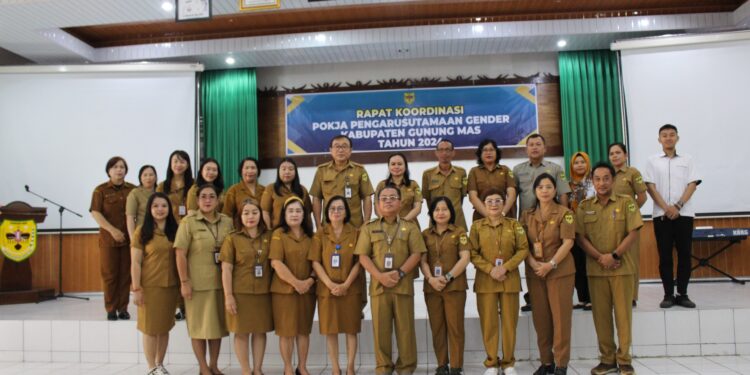 FOTO : BAPPERIDA GUMAS/MATA KALTENG - Para peserta rapat pokja PUG tahun 2024 berfoto bersama usai pembukaan kegiatan, Rabu, 4 Desember 2024.