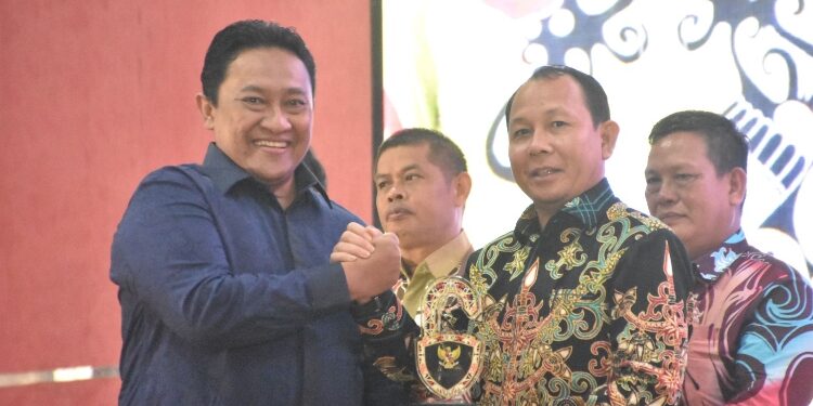 FOTO: IST/MATAKALTENG - Pj Bupati Katingan Sutoyo, saat menerima Penganugerahaan dari Wakil Gubernur Kalimantan Tengah, H. Edy Pratowo.