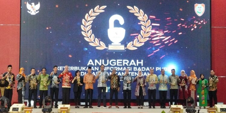FOTO: IST/MATAKALTENG - Wagub Edy Pratowo menghadiri Anugerah Keterbukaan Informasi Publik Provinsi Kalteng Tahun 2024 di Aula Jayang Tingang, Lantai II Kantor Gubernur, Rabu 4 Desember 2024 malam.