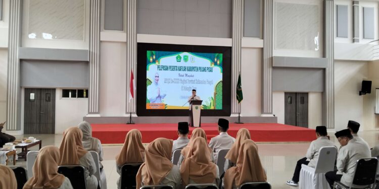 FOTO : AND/MATAKALTENG - Ketua LPTQ Pulang Pisau, Ustad H Suriyadi saat memberikan laporan dan arahan pada pelepasan Kafilah MTQH yang ke XXXII tingkat Provinsi Kalimantan Tengah.