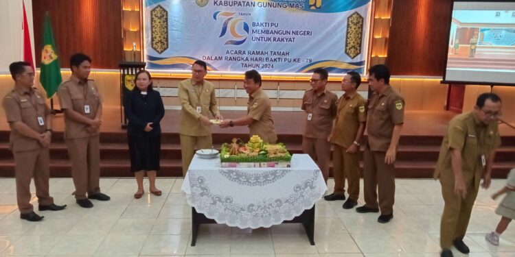 FOTO : DPU GUMAS/MATA KALTENG - Suasana pemotongan tumpeng dalam kegiatan hari bakti pekerjaan umum ke-79 tahun 2024, di aula kantor dinas pekerjaan umum, Rabu, 4 Desember 2024.