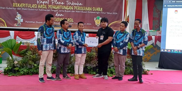 Foto: DIAN/MATA KALTENG - Penyampaian pengajuan keberatan secara tertulis oleh saksi pasangan calon nomor urut 02 kepada KPU Kabupaten Kotim pasca penetapan rekapitulasi hasil penghitungan perolehan suara dalam pemilu 2024, 5 Desember 2024.