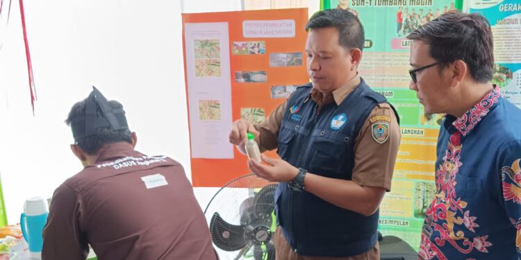 Foto: IST/MATA KALTENG - Kepala Dinas Pendidikan Kabupaten Seruyan Rusdi Hidayat saat melihat produk serbuk jahe olahan CGP Angkatan 11.