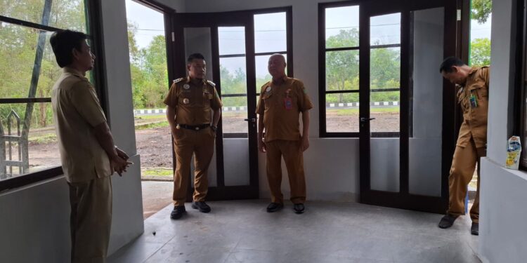 Foto : IST MATAKALTENG - Pj Bupati Sukamara Rendy Lesmana saat meninjau rumah singgah yang disiapkan oleh Pemkab Sukamara.