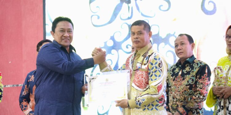 Foto: IST/MATA KALTENG - Penyerahan predikat menuju informatif yang diterima Pemkab Kotim.