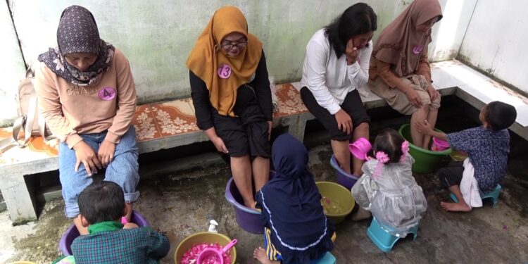 Foto:DIAN/MATA KALTENG - Suasana lomba cuci kaki ibu yang diselenggarakan PKG Markisa, Kecamatan Baamang, Kabupaten Kotim, 5 Desember 2024.