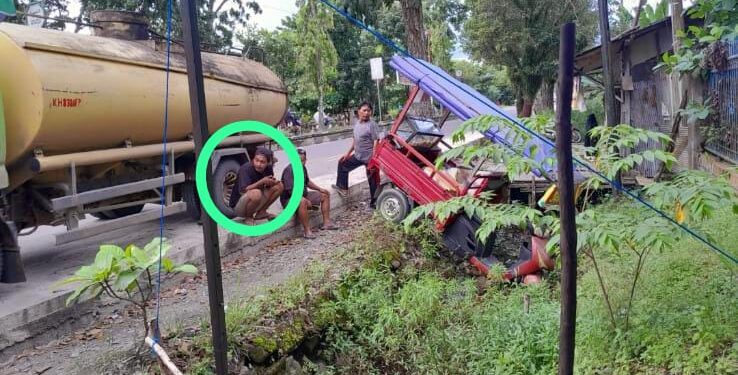 FOTO: IST/MATAKALTENG- Telihat truk CPO saat parkir dipinggir jalan usai menabrak kendaraan roda tiga tosa. Diduga supir CPO (yang dilingkari) saat berada di lokasi kejadian sebelum kabur.