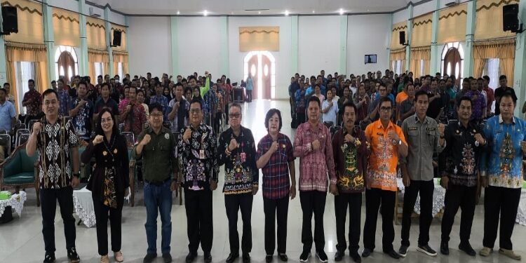 FOTO: IST/MATAKALTENG - Staf Ahli Bupati Guanhin, Kepala DPMD Yulius, Plt Sekretaris DPMD Warsinie berfoto bersama dengan peserta rakor pokjanal posyandu, di GPU Damang Batu, Jumat 6 Desember 2024.