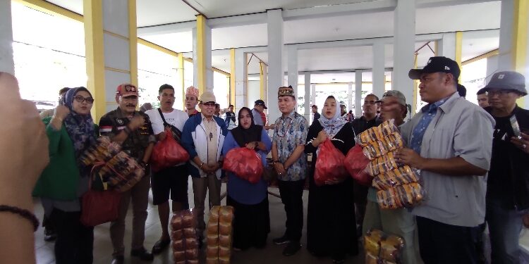 FOTO: IST/MATAKALTENG - Ketua DAD Kalteng Agustiar Sabran saat melakukan pengecekan ke dapur umum.