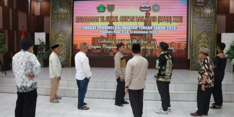 FOTO: IST/MATAKALTENG - Ketua Umum Panitia MTQH XXXII Tingkat Prov. Kalteng KH. Khairil Anwar berserta rombongan saat melakukan peninjauan sejumlah venue pelaksanaan MTQH.