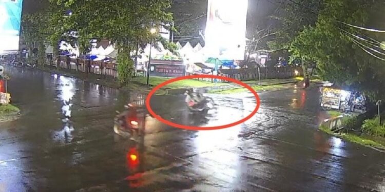 FOTO: IST/MATAKALTENG- Tangkap layar rekaman CCTV di perempatan taman kota Sampit yang memperlihatkan laka lantas dua kendaraan bermotor. Kamis, 5 Desember 2024 malam.