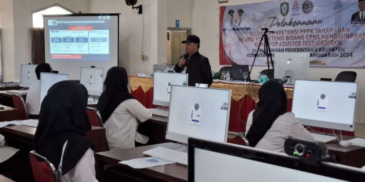 Foto: DIAN/MATA KALTENG - Bupati Kotim Halikinnor saat memberikan arahan pada peserta tes uji kompetensi PPPK, 6 Desember 2024.