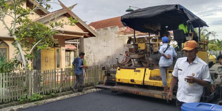 FOTO: AGUS/MATAKALTENG- Pengaspalan yang dilakukan oleh Pemerintah Daerah Kabupaten Kotawaringin Timur (Kotim) beberapa waktu lalu.